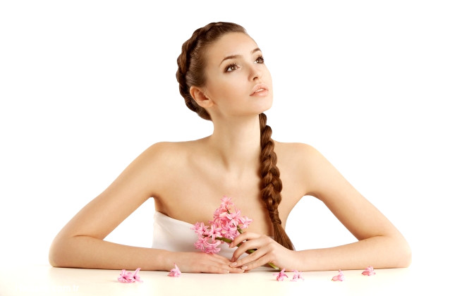 E�er ya�l� bir cilde sahipseniz jojoba, kuru bir cilde sahipseniz de argan ya�� kullan�n. Dekolteniz ve boynunuz dahil olmak �zere ya�lar� v�cudunuza yedirin. Bu daha gergin ve daha nemli bir tene sahip olman�z� sa�layacakt�r. Bu i�lemi iyi bir sonu� alana kadar tekrar edin! (Kaynak: Womenist.net)
