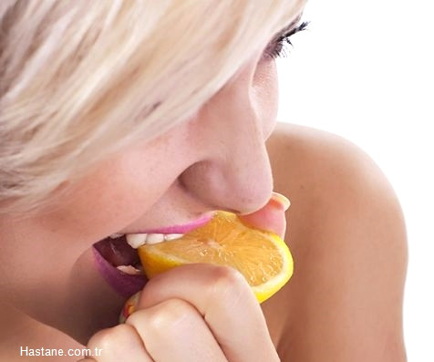 Her sabah uyand���n�zda a� karn�na i�inde bir ka� damla limon olan �l�k bir su i�in. Ayda iki kez bu suyun i�ine soda ilave etmeniz detoks etkisi yapacakt�r.