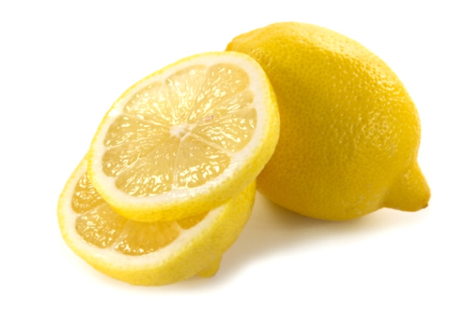 Limon suya tat vermesi iinde kullanlr. Oda scaklnda uzun sre tutulursa kolayca remeye yz tutar. Limon suyu balk yemei zerine sembolik olarak sklr. lave olarak limon suyu salamuraya yatrlm et piirilmeden nce bir para kullanlr. Baz insanlar limonu bir meyve gibi yemeyi sever. Fakat daha sonra sitrik asit ve ekeri dilerden temizlemek iin su kullanmak gereklidir. Limon kendisi veya misket limonu ile birlikte reel yapmnda kullanlr.
