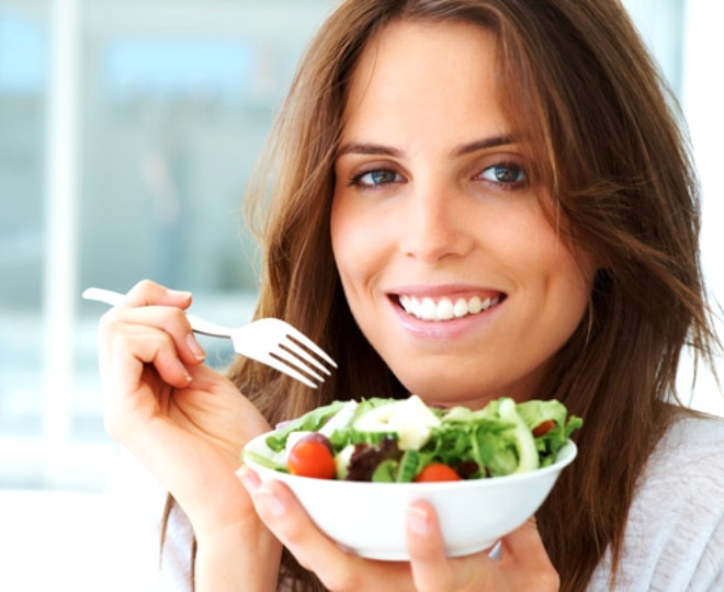 Salatann zerine eklenen soslar olduka yksek kalorili olabilir. stelik zeytinya da salkl olduu gerekesiyle salatalarda bolca tketilir.