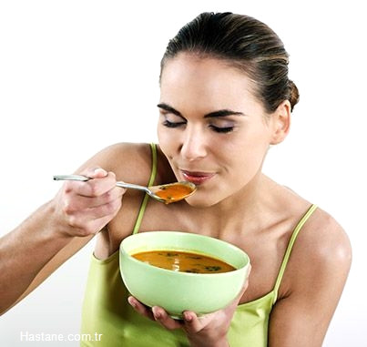 Belirli �eylere dikkat edilerek, fazla yemenin zararlar�ndan ka��n�labilir. �� yerinde yap�lacak iftarda bir bardak meyve suyu, bir tas �orba yeterlidir.