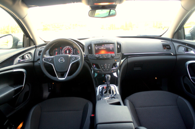 Opel Insignia kabin iinde markann dier otomobillerini anmsatan bir kabin sunmu ancak farkllklarda mevcut. En belirgini ise orta konsolda Intelli Link dokunmatik zellikli 8 in ekran diyebiliriz.

 
