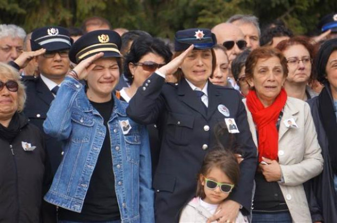 Ayn zamanda polis olan acl e Velda Turan, hem meslektan hem de eini selam vererek uurlad.
