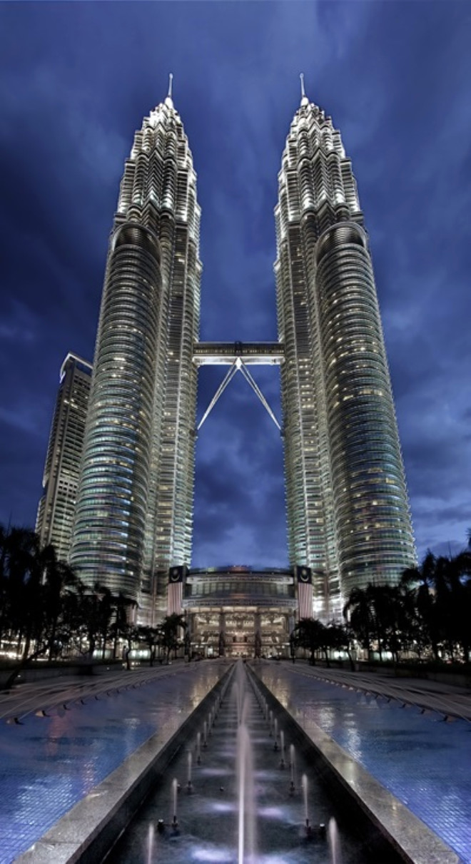 8. Petronas Tower 1 & 2: Kuala Lumpur, Malezya, 452m
