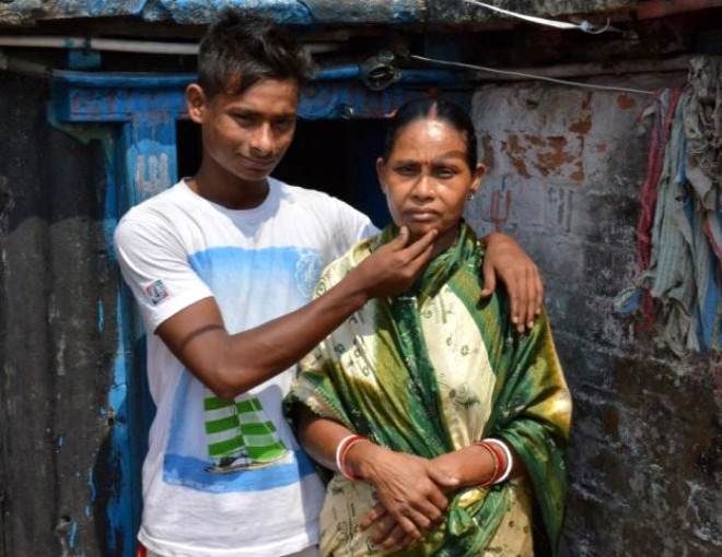 Srad hikayede, babasn hi tanmayan ve annesi hayat kadn olan Hintli Rajib Roy