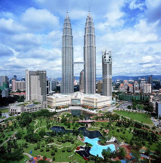 13. Petronas Kuleleri aras�ndaki k�pr�, Kuala Lumpur, Malezya: Bu kuleler yakla��k 452 metre uzunlu�unda fakat bu k�pr� 170 metre uzunlu�unda.
