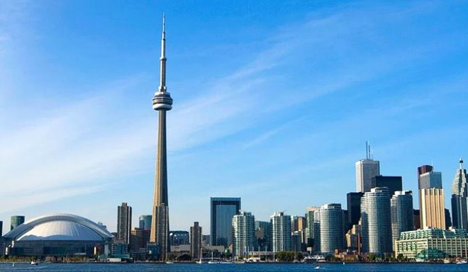 CN Kulesi, Toronto: Bu yap 553 metre yksekliinde olan bir haberleme ve gzlem kulesi. Manzara ise muhteem.

