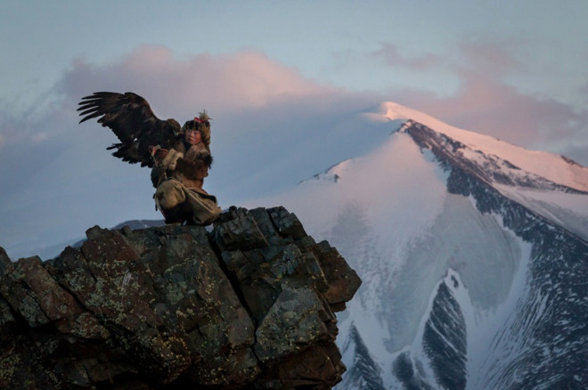 Yalnzca Altay dalarnda yaayan Kazaklar, kaya kartallaryla avlanyor. 13 yandaki Aol-Pan