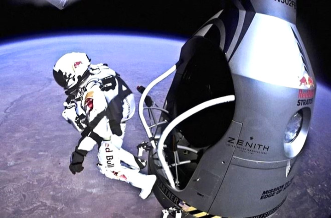 Felix Baumgartner, 39 bin metre ykseklikten kendini bolua brakyor. (2012)
