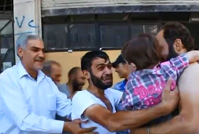 Suriyeli bir baba, bombardman sonras ldn dnd ocuuyla tekrar bir araya geliyor. (2013)
