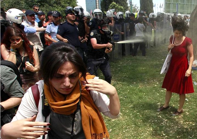 Gezi Park protestolarnn simgesi haline gelen krmzl kadn. (2013)
