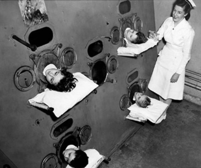 1937 tarihli bu fotoraf aslnda byk bir trajediyi gstermekte.. Poliomyelit- yani ocuk felci - o yllara kadar bir ok ocugun lmesine, kurtulabilenlerin ise ciddi dzeylerde sakatlklara mahkum olmasna sebebiyet veren bir hastalkt . Bu hastalktan en fazla mustarip olan lkelerden biri de Amerika Brleik Devletleridir. 1955 de Dr.Salk ay bulana kadar ise fotograftaki tedavi yntemi uygulanmaktayd. ocuk felcine neden olan virs baz ansz hastalarda beyin sapna yerleerek buradaki solunum merkezini fel ediyor ve hastay nefes alamaz hale getiriyordu. Buna engel olmak iin yaplan bu ekmek frn benzeri alet mekanik bir akcier olup, ocuklarn nefes alp vermesine yardmc olmaya alsa da bu makinede aylarca yaayan ocuklarn hemen hepsi hayatn kaybetmitir.