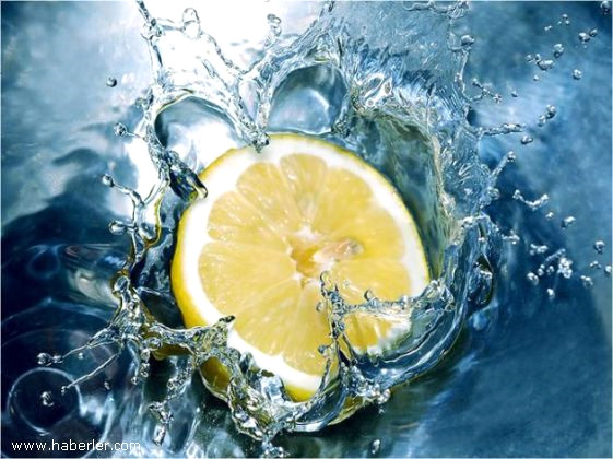 Sabahlar� a� karn�na limonlu su i�mek zay�flat�r. &ndash; YANLI�. Limonun ba��rsaklar� �al��t�r�c� �zelli�i vard�r, ancak so�uk yada �l�k suyun veya limonlu suyun zay�flat�c� hi�bir etkisi yok.
