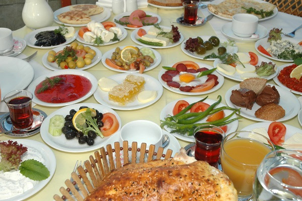 Kahvalt� etmezseniz kilo veremezsiniz. &ndash; YANLI�. G�ne iyi ve zengin bir kahvalt�yla ba�lamak elbette en ideal olan. Ancak, baz�lar�n�n sand��� gibi bunu yapmamak kilo vermenin �n�nde b�y�k bir engel olarak durmuyor. E�er kendinizi a� hissetmiyorsan�z, bir adet meyveli yo�urt da iyi bir kahvalt� olabilir unutmay�n.

