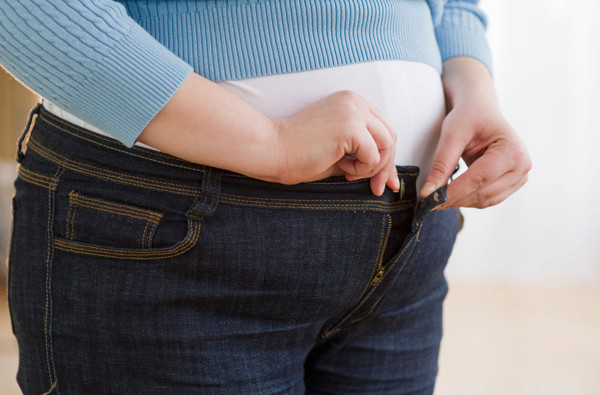 Hipotiroidi (Tiroit bezinin yeterli hormon �retememesi sonucu ortaya ��kan hastal�k): Tiroid hastal�klar� metabolizman�z� yava�latarak kilo alman�za neden olabilir. Dikkat etti�iniz halde ge�meyen bir yorgunlu�unuz ve kilo al�m�n�z s�z konusuysa, mutlaka hekiminize ba�vurun.

