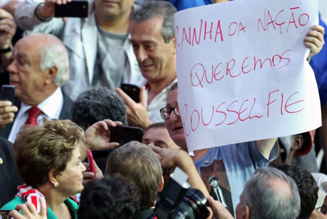 Brezilya Devlet Bakan Dilma Roussef son hazrlklar incelemek iin gittii al mann yaplaca Arena Corinthians Stad inaatnda da protestolarn hedefi oldu. Dilma sahada yryp iileri selamlad srada dndaki "Toprakszlar" hareketi yeleri kupaya ayrlan bteyi protesto ediyordu.
