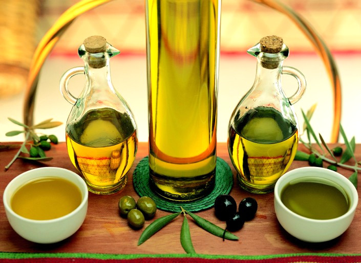 Zeytinya��n� da kuru ve serin bir yerde saklamal� ama buzdolab�ndan uzak tutmal�s�n�z. Buzdolab�na konan zeytinya�� yo�unla�arak kat� ya� k�vam�na gelecektir.
