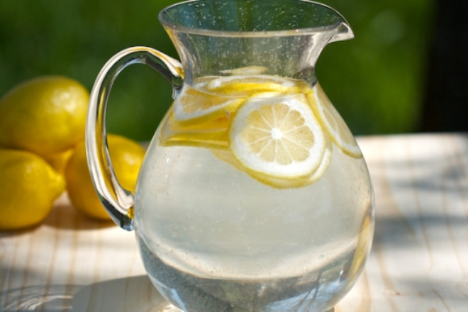 Limon suyu:


Olduka asitli olduu bilinen limon suyu sadece salarnzn rengini amada deil, dilerinizi beyazlatmada da etkilidir. Ancak elbette bu tarifi ok sk uygulamamanz gereklidir. Aksi takdirde di mineniz zarar grecek ve re elverili bir hale gelecektir.
