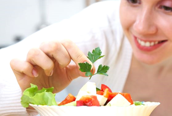 Ak�am yeme�i: Sebze �orbas�, salata, k���k porsiyon makarna ya da bulgur pilav� 1 bardak ayran 2 dilim kepekli ekmek. Ya da bunlar�n yerine sebze yeme�i, bir porsiyon bal�k ya da tavuk, orta boy ha�lanm�� patates. Salata, ayran ve kepekli ekme�i her iki durumda da t�ketebilirsiniz.

 
