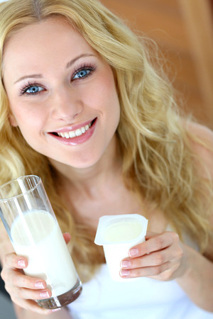 G�nde 2 kase yo�urt kar�n b�lgesindeki ya�lar� azalt�yor! 


Yo�urt �nemli bir protein, ya�, vitamin ve mineral madde kayna��d�r. Yo�urtta bulunan bakterilerin kanser, enfeksiyonlar, mide ba��rsak sistemi hastal�klar� ve ast�m gibi rahats�zl�klarda �nleyici etkisi bilinmektedir.

 
