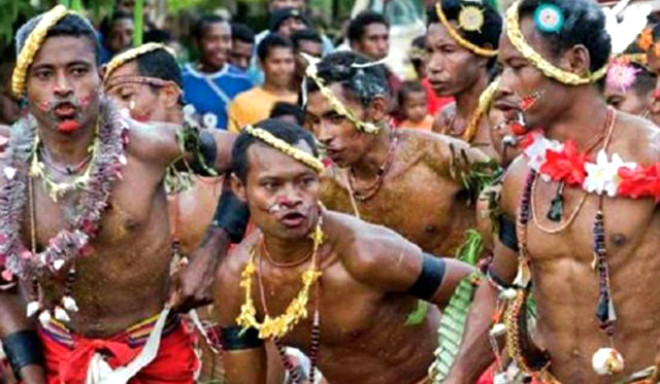 
Papua Yeni Gine: Papua Yeni Gine 848 farkl dil ve farkl geleneksel topluluklaryla dnyann en ok kltrel eitlilie sahip lkelerinden biridir. Trobriand kabilesi bilgisi nesilden nesile geen bylerle urar ve bu bylerden bazlarn, birine cinsel istek vermek veya birini gzelletirmek iin kullanrlar.


