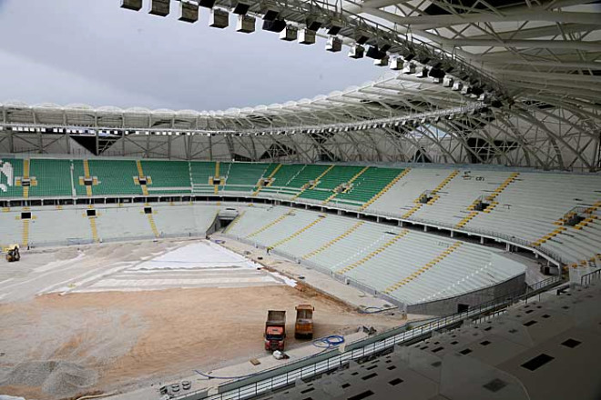 UEFA kriterlerine uygun stadyum, 400 bin metrekarelik ak, 90 bin metrekarelik kapal alanda 42 bin seyirci kapasiteli olacak.
