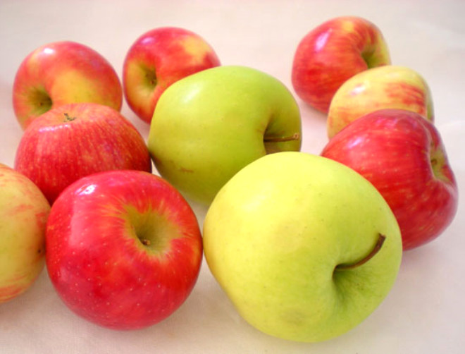 Elma, lif ve C vitamini iin mkemmel bir kaynaktr. Daha fazla lif almak iin elmay kabuuyla beraber tketin.

