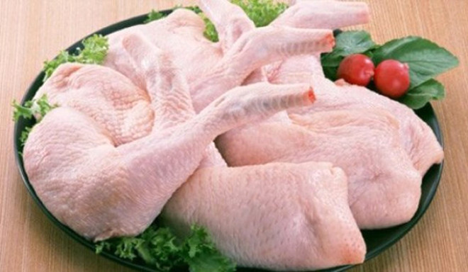 6. Arsenikli tavuk: Arsenik adn herkesin bildii bir zehir eididir. Peki onu neden yiyeceklerimizin iine koyuyoruz? nk fabrika tavuklarna, etlerinin daha pembe gzkmesi ve daha uzun sre taze kalmas iin arsenik verilir. Arsenik kansere yol aar bu nedenle arsenikli tavuklar Avrupa