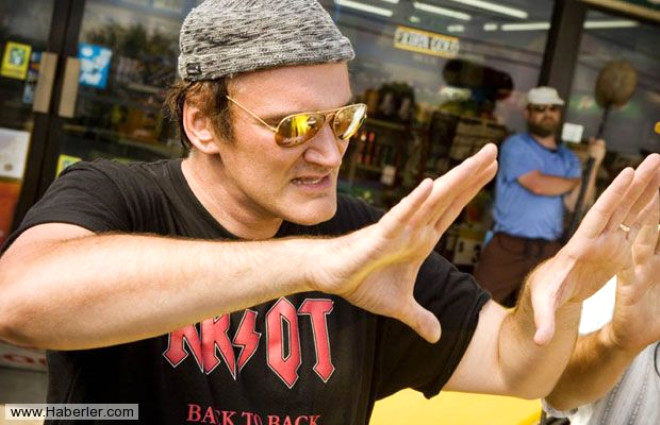 Quentin Tarantino, filmlerinde bolca kulland kan ve iddet sahneleri, kadrajna ald kadn ayaklar, modas gemi popler kltre ait eyleri tekrar diriltmesi ve ok sevdii geveze, az bo ama ho laf eden karakterleri ile her zaman nevi ahsna mnhasr bir ynetmen olmutur.
