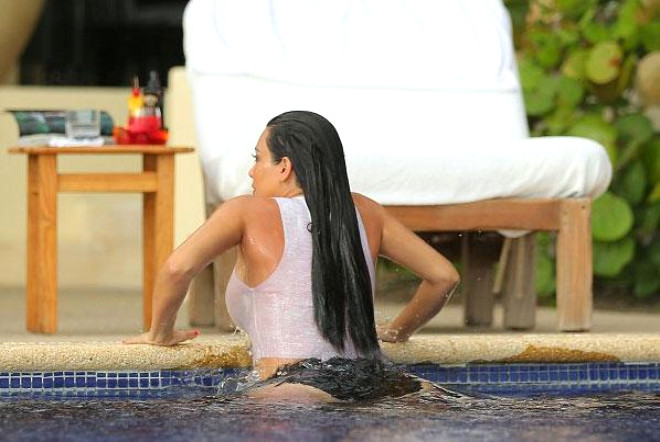 33 yandaki Kardashian, havuz kenarnda keyif yaparken objektiflere poz vermekten ekinmedi.
