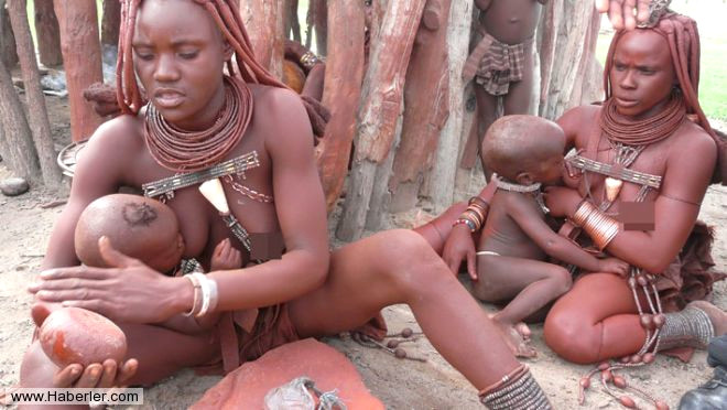 Dnya zerindeki en ilgin kabilelerden biri olan Himba kadnlar plak geziyor ve ciltleri krmz renkte grnyor.
