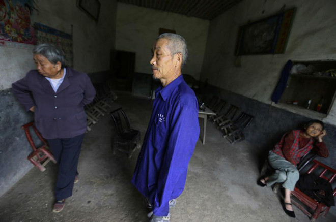 Rahim az kanseri olan komular Gong Zhaoyuan, Gong ve kars Wu Qunyao