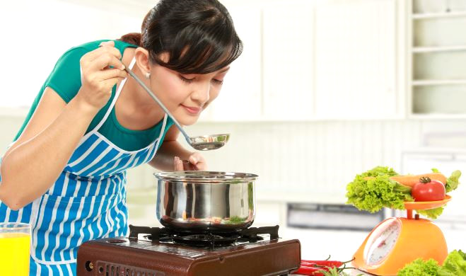 �ftarda bir k���k kase �orbay� yava� yava� i�mek mideyi de rahatlacakt�r. Ard�ndan bol ye�illikli bir salata yemek, i�erdi�i bol s�v� i�eri�inden dolay� birdenbire fazla yemeyi de �nler. Beyin 20 dakikadan sonra doyma sinyalini ald���ndan dolay� salata bu s�renin ge�irilmesine, birdenbire a��r yemekler yenilerek v�cuda y�klenilmesine de engel olacakt�r.

 
