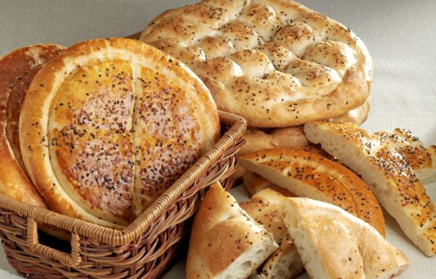 Yeme�in yan�nda bir-iki dilim �avdar ya da tam bu�day ekmeyi veya iki bo�um pide yenilebilir. Pide fazla yenilirse kan �ekerinde h�zl� y�kseli� ve d����lere neden oldu�undan daha fazla yemek yemeye neden olur.

 
