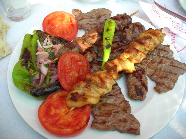 Yedi�iniz yemeklerin porsiyonlar�na dikkat edin: Sevdi�iniz kalorili yiyecekleri hayat�n�zdan tamamen ��karmay�n. Sadece k���k miktarlarda t�ketin.

