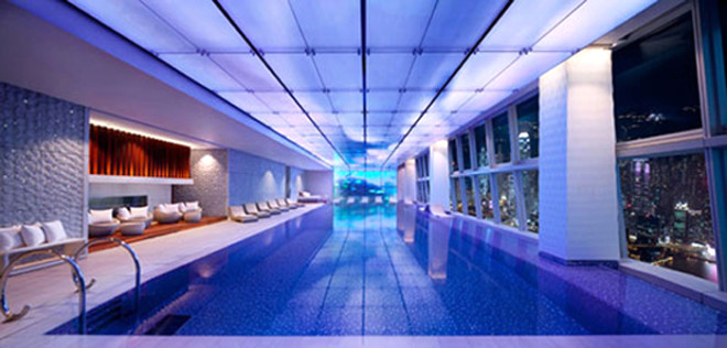 Ritz Carlton, Hong Kong: Devasa bir gkdelenin en st katnda bulunan bu havuz sradan bir havuz deil. Dnya