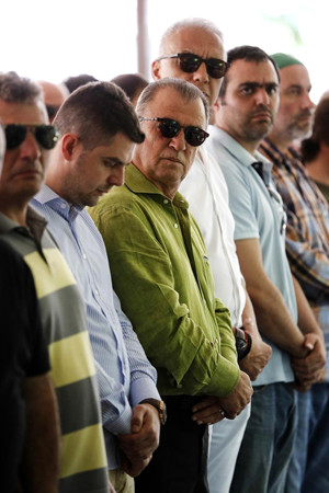 Cenaze namaz�na Kerimo�lu ailesinin yan� s�ra T�rkiye Futbol Direkt�r� ve A Milli Tak�m Teknik Direkt�r� Fatih Terim, yard�mc�s� Hamza Hamzao�lu, Bursaspor Teknik Direkt�r� �enol G�ne�, teknik direkt�rler Hikmet Karaman, B�lent �nder, Erg�n Penbe, Arif Erdem, Vedat �nceefe, Galatasaray Kul�b� ad�na y�netim kurulu �yesi Sedat Do�an, sar�-k�rm�z�l� futbol tak�m�n�n idari menajeri Cenk Erg�n, futbolcu Ceyhun G�lselam, Bas�n �lan Kurumu Genel M�d�r� Mehmet Atalay, eski futbolcular ile Kerimo�lu ailesinin yak�nlar� kat�ld�. 
