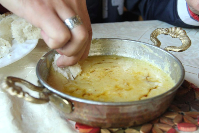 Peynirin tereyanda eritilmesi ile yaplan mhlama (kuymak) Karadeniz