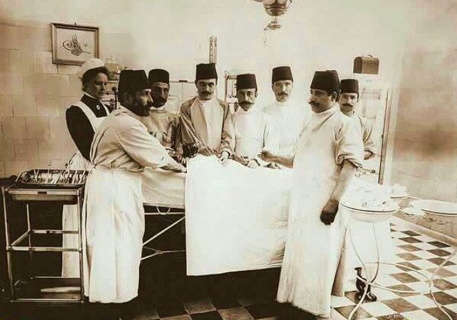 6. Hamidiye Etfal Hastanesi doktorlar ameliyatta, 1900

 
