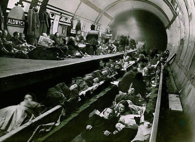 46. II. Dnya Sava srasnda, Aldwych metro istasyonuna snm Londrallar, Nisan 1941
