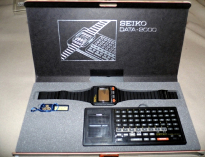 <p><strong>Seiko Data 2000 - 1983</strong></p>
<p>Seiko Data 2000 zamanmzdaki akll saatlere uyan en iyi rneklerden biri. Saat kablosuz olarak balanabildii zel bir klavyeye sahipti. 1000