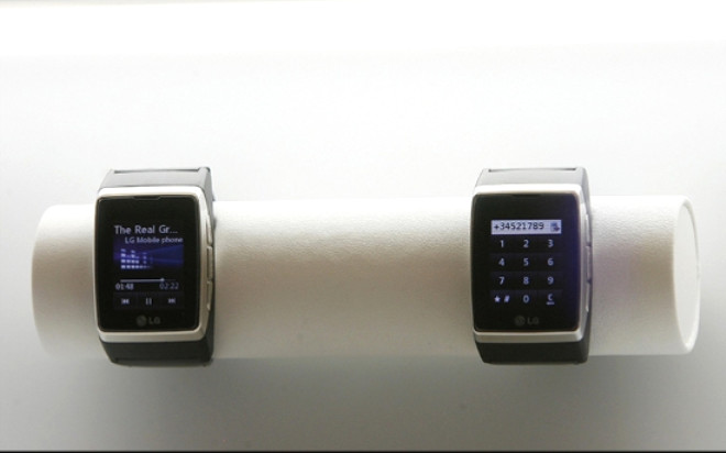 <p><strong>LG GD910 - 2009</strong></p>
<p>LG gemite baarl ilere imza att. GD910 bunlardan biri. 3G saat telefon diyebileceimiz bu saatin dokunmatik ekran ve grntl grme zellikleri var. Dnyann ilk 3G akll saati olarak biliniyor. </p>