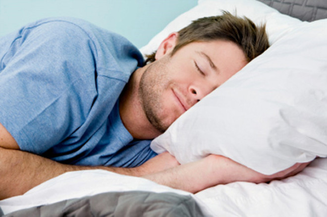 2. Erkekler uyurken saat ba ereksiyon yaar: Erkekler genelde ereksiyon halinde uyanr. Aslnda uyurken her saat ba, ya da bir buuk saate bir ereksiyon yaarlar. Bunun sebebi kan dolam ve srekli testosteron retilmesidir.
