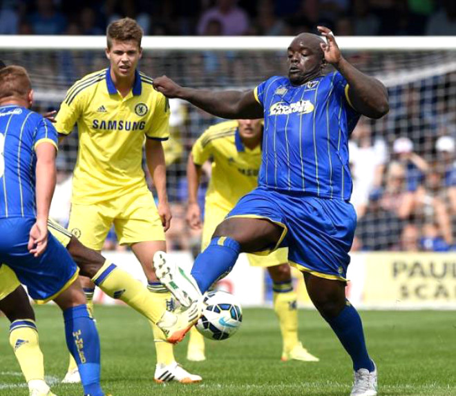 Yeni sezon hazrlklarn srdren Chelsea, Wimbledon man 3-2 kazanrken gzler dev forvet Adebayo Akinfenwa