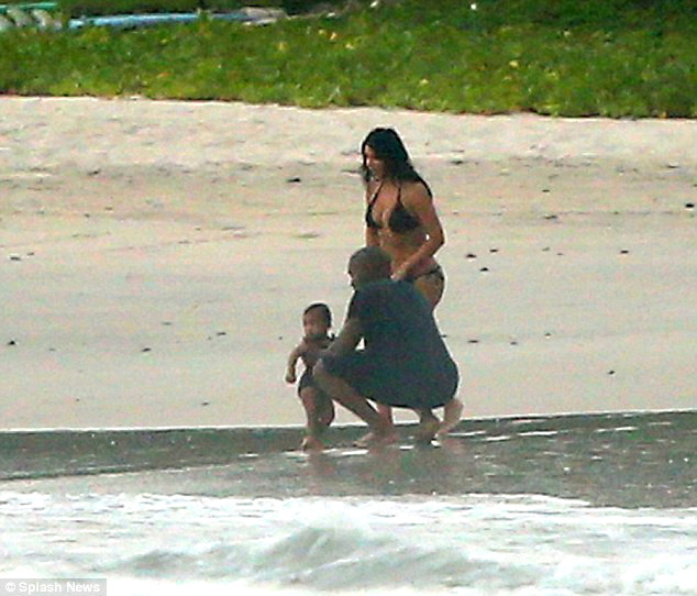 Tatillerinde yaln�z ya da yan�nda k�z karde�leriyle g�r�nt�lenen ve seksi pozlar veren Kim Kardashian, bu kez bir anne ve e� olarak objektiflere yakaland�.
