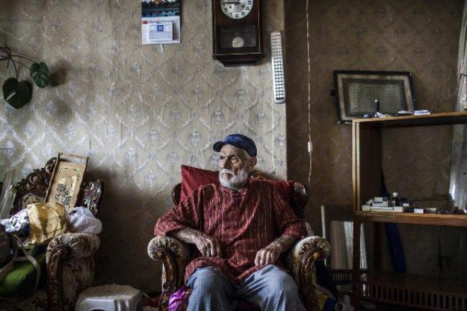Newsweek, 2011 ylnda Fatih ilesinde kentsel dnm kapsamna alnan Tokludede mahallesinde 42 yldr oturduu evine el konulmasn protesto eden 75 yandaki smet Hezer