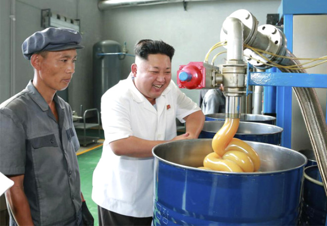 Vahi idam yntemleriyle adndan sz ettiren Kim Jong-Un, sk sk yapt fabrika ziyaretlerinin grntleri yaynlanyor. Son grntler ise olduka ilgi ekici.
