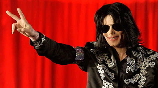 Popun kral Michael Jackson hakkndaki iddialara bir yenisi daha eklendi. lmnden 5 yl sonra konuan evinin ba hizmetisi, "Tuvaletini bile evin iine yapard. Hayatmda bu kadar pis ve bu kadar salksz bir adam daha grmedim" dedi.
