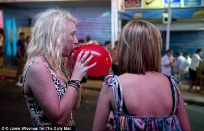 Daily Mail gazetesinin haberine gre, azot ieren balonlar sokakta sadece  sterline (10 TL) alnabiliyor.