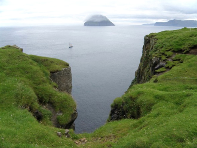 Denizin ortasndaki kk adann olduka ilgin bir zellii var. zlanda ile Faroe Adalar